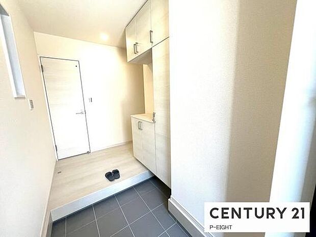 白を基調とした明るい玄関です!