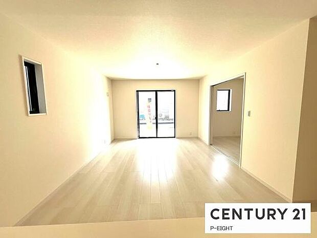 大きな窓から日光が差し込む明るいリビングです!