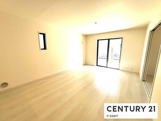 大きな窓のある明るいリビングです!