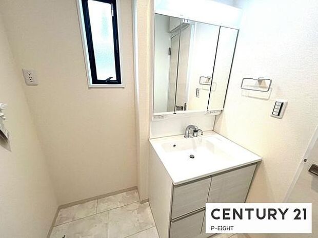 明るい洗面台で身支度ができます!洗濯機を置くスペースもあります!