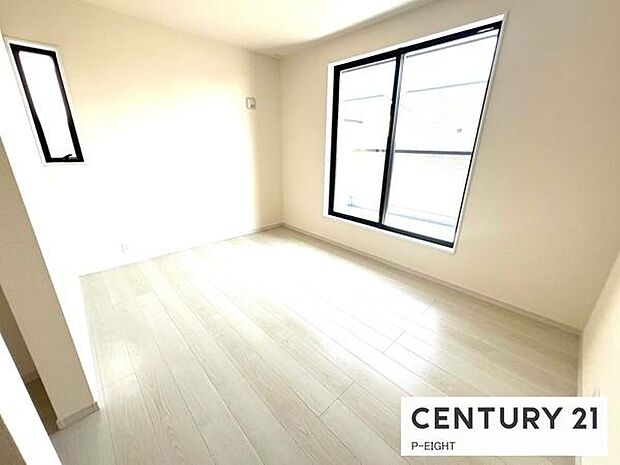 バルコニーに面している広々とした部屋です!