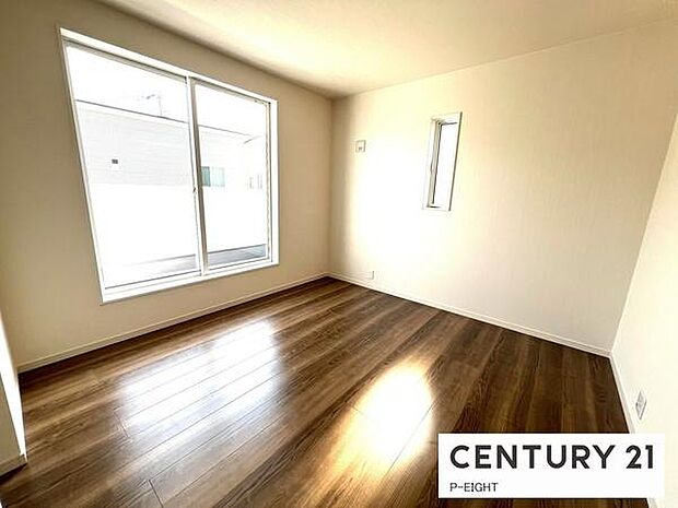 バルコニーに面している広々とした部屋です!