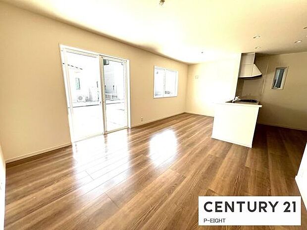 大きな窓から日光が差し込む明るいリビングです！