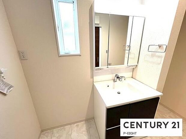 明るい洗面台で身支度ができます！洗濯機を置くスペースもあります！