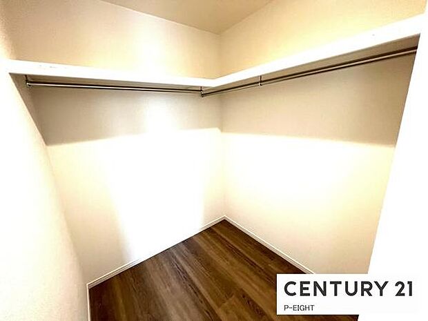 ウォークインクローゼットでたくさん収納できます！