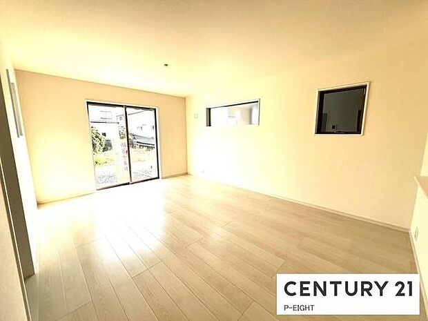 大きな窓から日光が差し込む明るいリビングです!