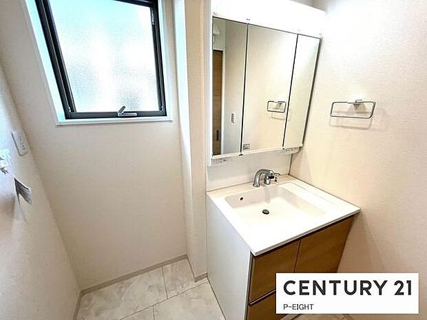 明るい洗面台で身支度ができます!洗濯機を置くスペースもあります!