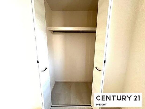 棚とパイプ付きで収納に便利です!