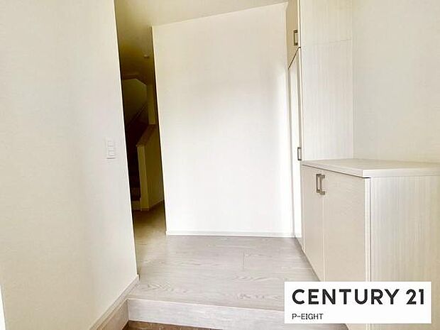 白を基調とした明るい玄関です！