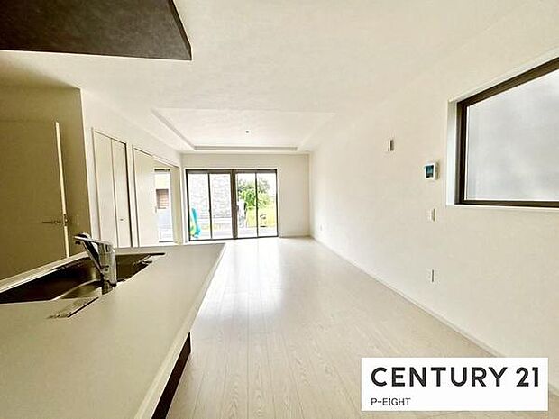 大きな窓から日光が差し込む明るいリビングです！