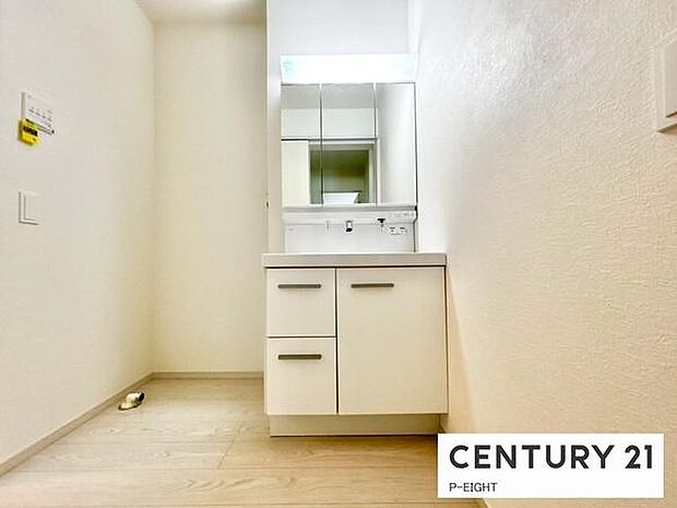 明るい洗面台で身支度ができます！洗濯機を置くスペースもあります！