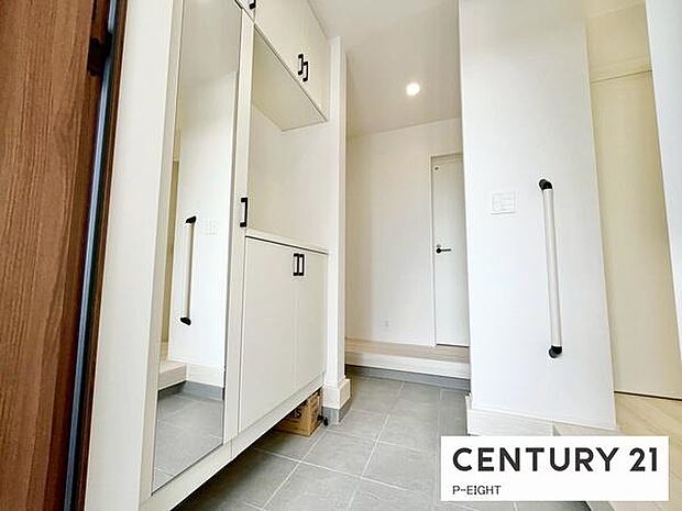 玄関先に収納が多く、家族の靴もきれいにまとまります。