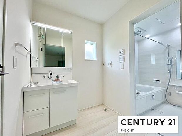 明るい洗面台で身支度ができます！洗濯機を置くスペースもあります！