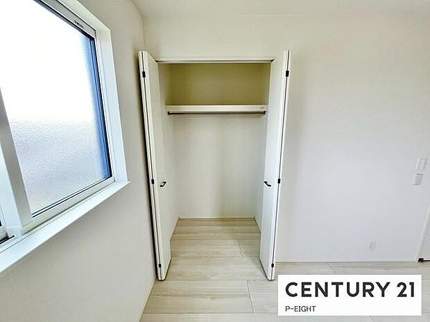 棚とパイプ付きで収納に便利です！