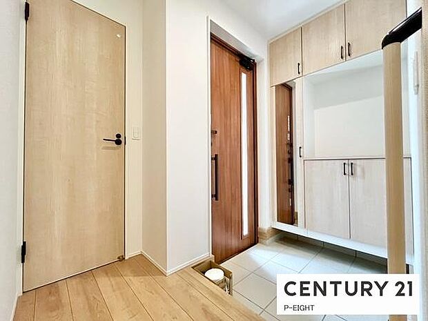 玄関先に収納が多く、家族の靴もきれいにまとまります。