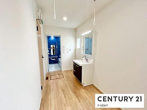 明るい洗面台で身支度ができます!洗濯機を置くスペースもあります!