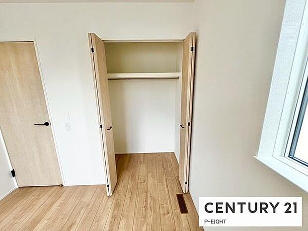 棚とパイプ付きで収納に便利です!