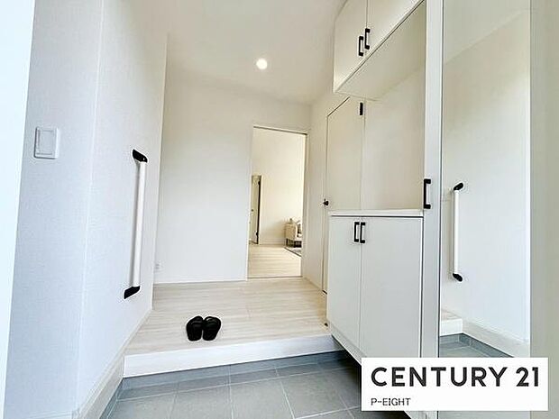 白を基調とした明るい玄関です！