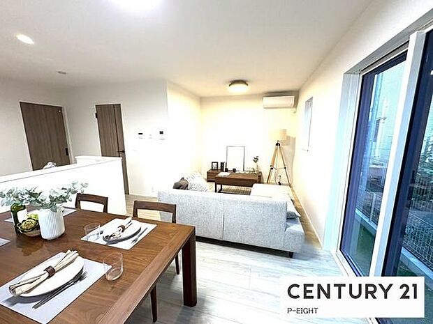 大きな窓のある広々としたリビングです!