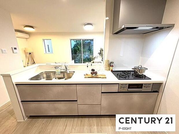 料理をしながらリビングを見渡せるつくりで、料理中も家族との会話がはずみます。