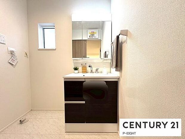 明るい洗面台で身支度ができます!洗濯機を置くスペースもあります!