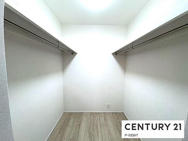 ウォークインクローゼットでお部屋もスッキリ!