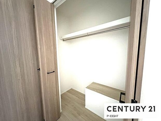 棚とパイプ付きで収納に便利です！