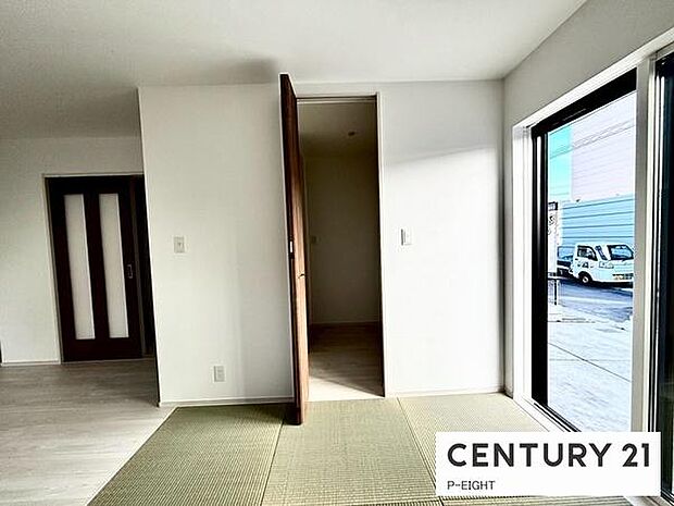 リビングには、子育てや来客時に使える畳コーナーが併設されています！ウォークインクローゼット付きです！