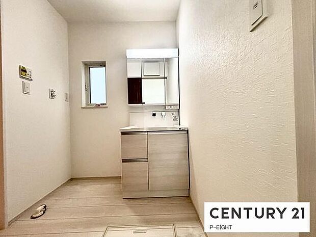 明るい洗面台で身支度ができます！洗濯機を置くスペースもあります！