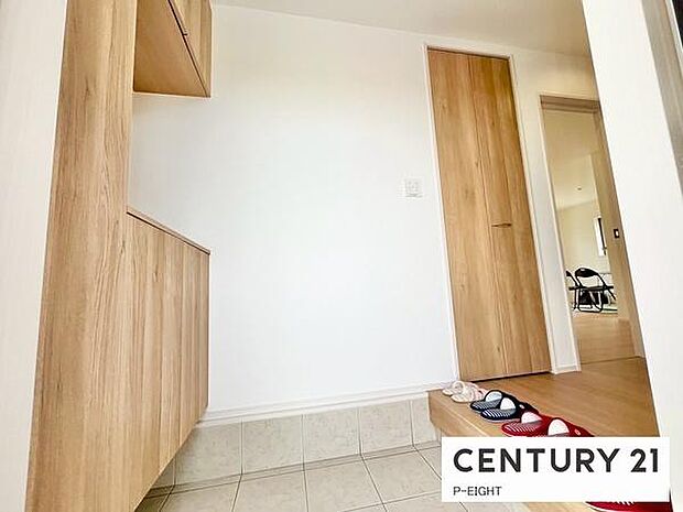 玄関先に収納が多く、家族の靴もきれいにまとまります。