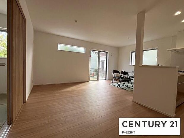 大きな窓から日光が差し込むリビングです!