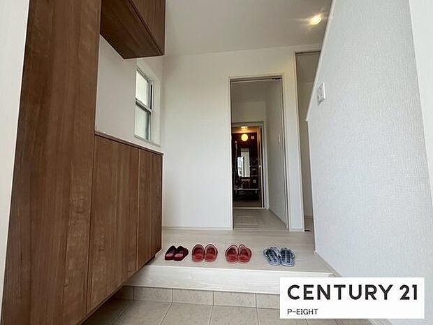 玄関先に収納が多く、家族の靴もきれいにまとまります。