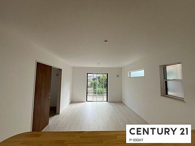 大きな窓から日光が差し込むリビングです!