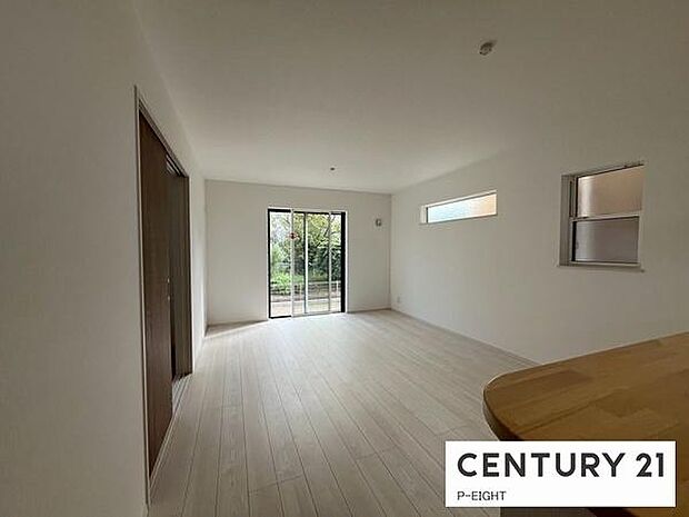 白を基調とした広めのリビングです!