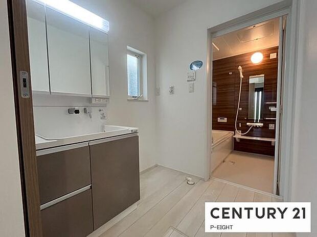 明るい洗面台で身支度ができます!洗濯機を置くスペースもあります!