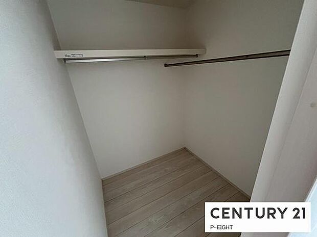 広々としたウォークインクローゼットでたくさん収納できます!