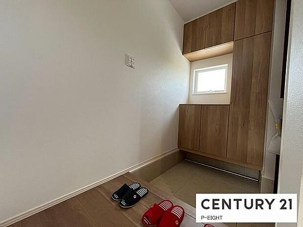 玄関先に収納が多く、家族の靴もきれいにまとまります。