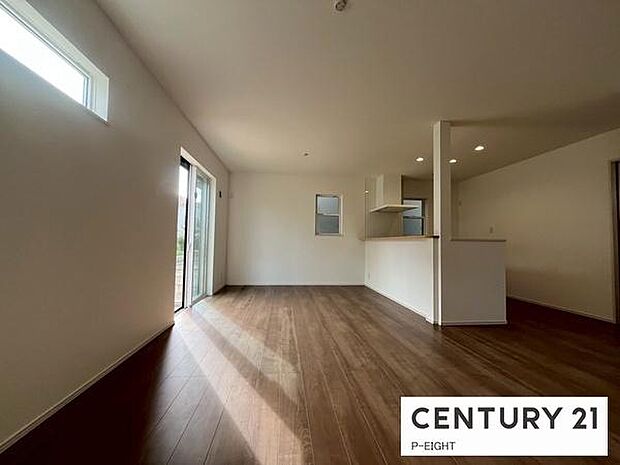 大きな窓から日光が差し込むリビングです！