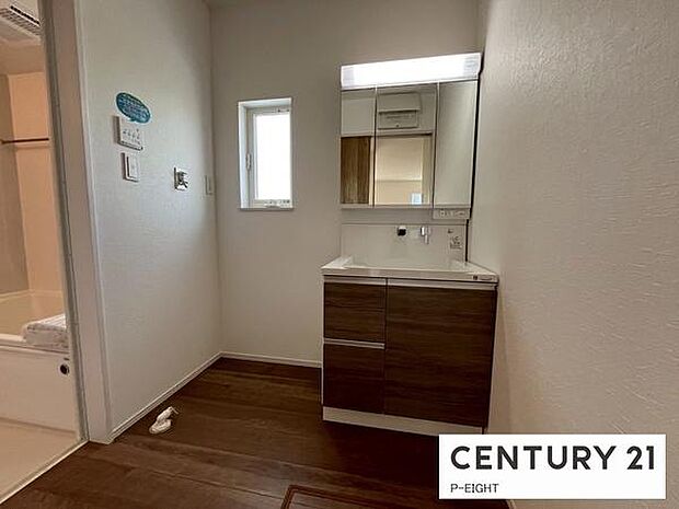 明るい洗面台で身支度ができます！洗濯機を置くスペースもあります！