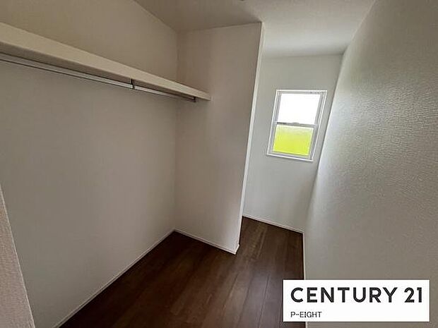 広々としたウォークインクローゼットでたくさん収納できます！