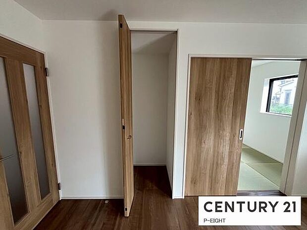 リビングに便利な収納スペースがあります!