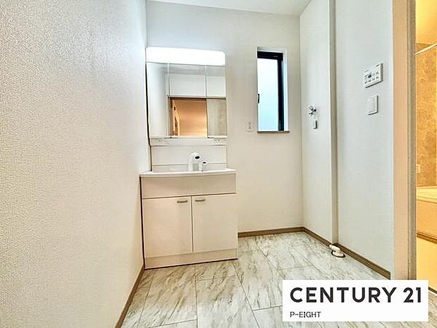 明るい洗面台で身支度ができます！