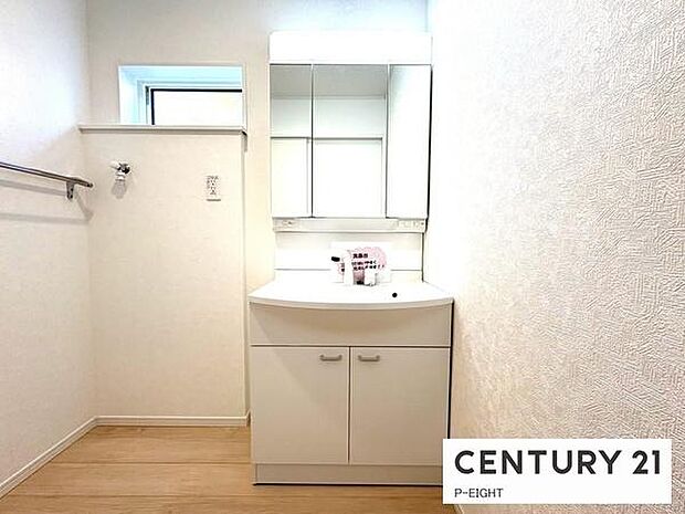 明るい洗面台で身支度ができます!