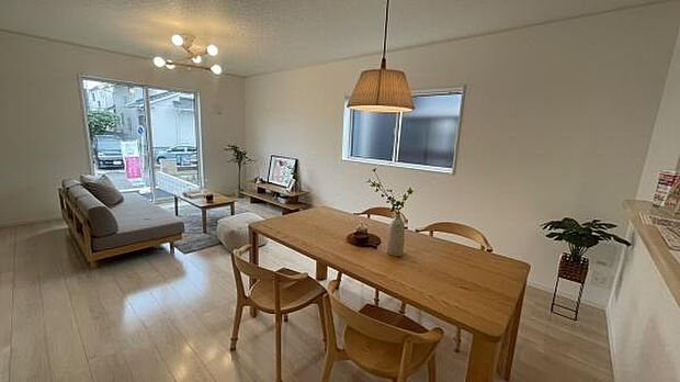 大きな窓から日光が差し込むリビングです!