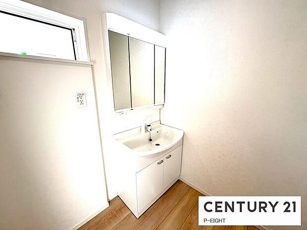 明るい洗面台で身支度ができます!