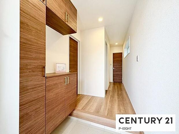 玄関先に収納が多く、家族の靴もきれいにまとまります。