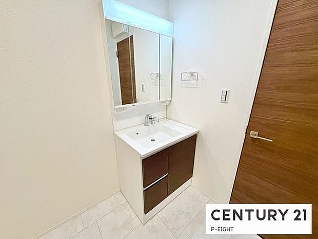 明るい洗面台で身支度ができます!