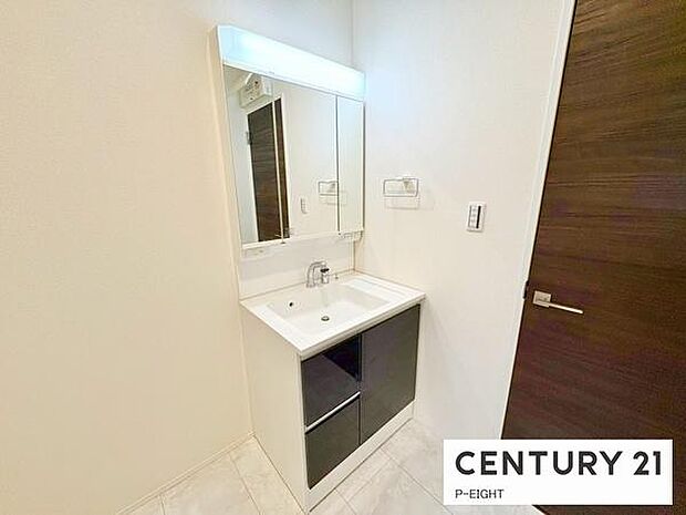 明るい洗面台で身支度ができます!