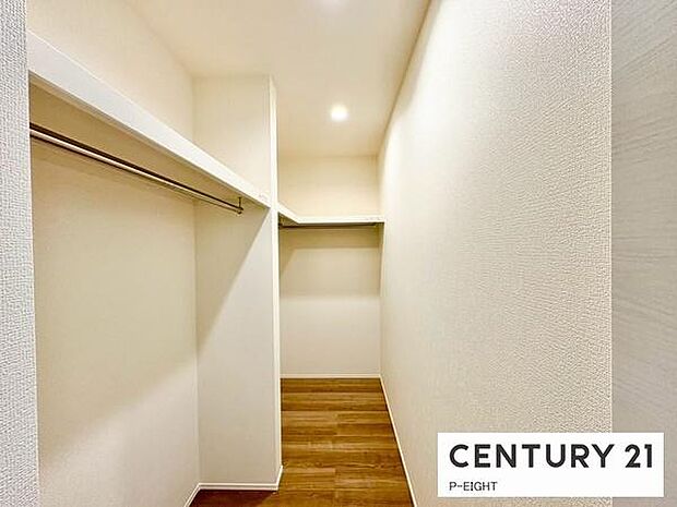 ウォークインクローゼットでたくさん収納できます!