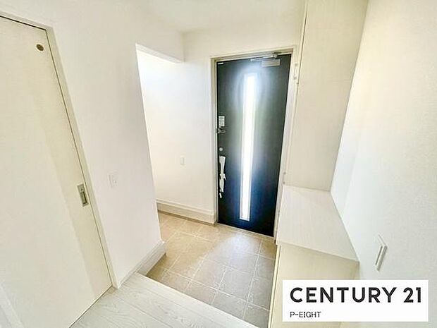 白を基調とした明るい玄関です!